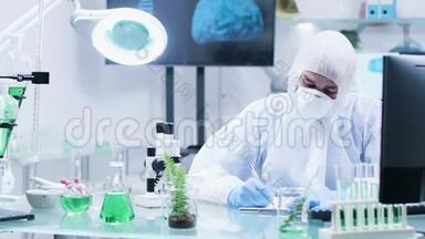 在高端生物化学实验室里，一位穿着工作服的科学家正在做笔记